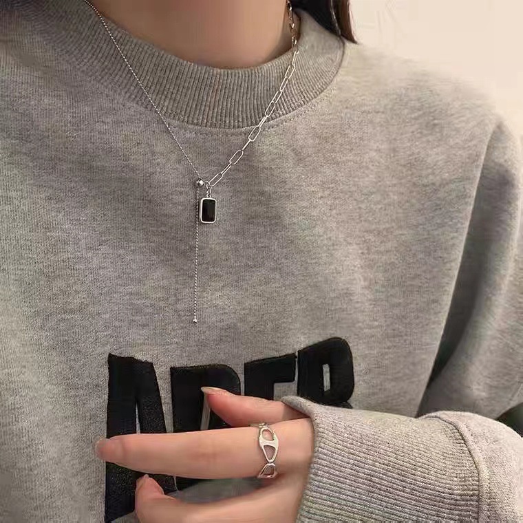 Kalung Rantai Liontin Persegi Hias Kristal Zircon Imitasi Bahan Alloy Warna Hitam Untuk Wanita