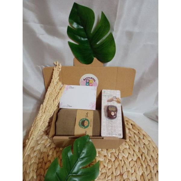 

Hampers box gift box paket B hampers hijab kado ultah wisuda pernikahan