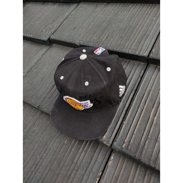 topi lakers x adidas