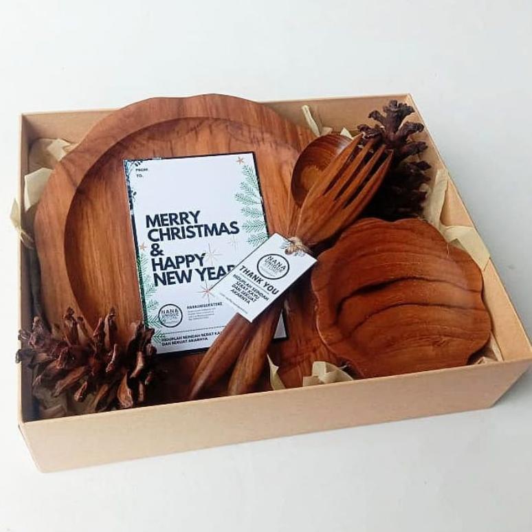 

PRODUK- HAMPERS NATAL CHRISTMAS GIFT KADO HADIAH PERNIKAHAN ULANG TAHUN WISUDA SOUVENIR WEDDING GIFT BOX .