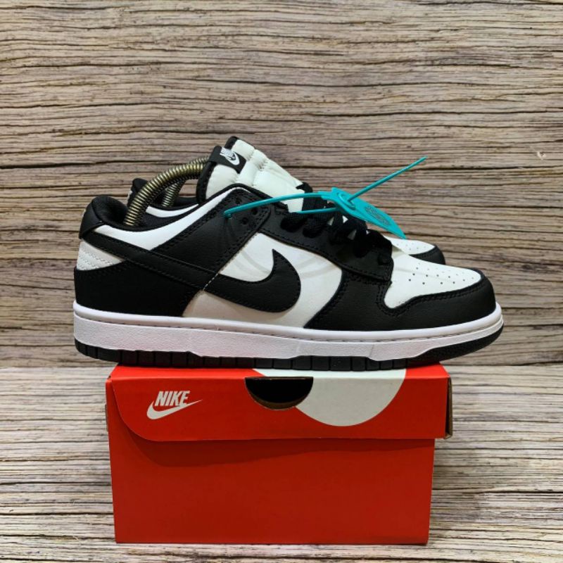 

Nike sb dunk low panda