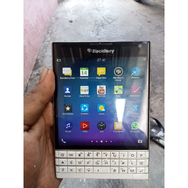 blackberry pasport