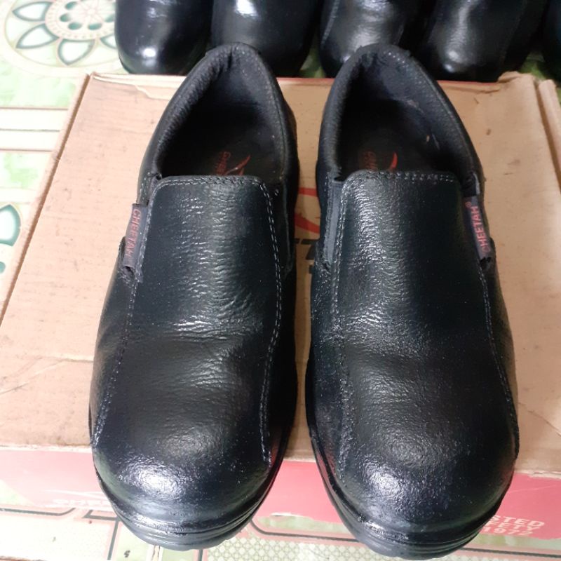 Sepatu Sapety Chetaah Slip on ujung besi Proyek
