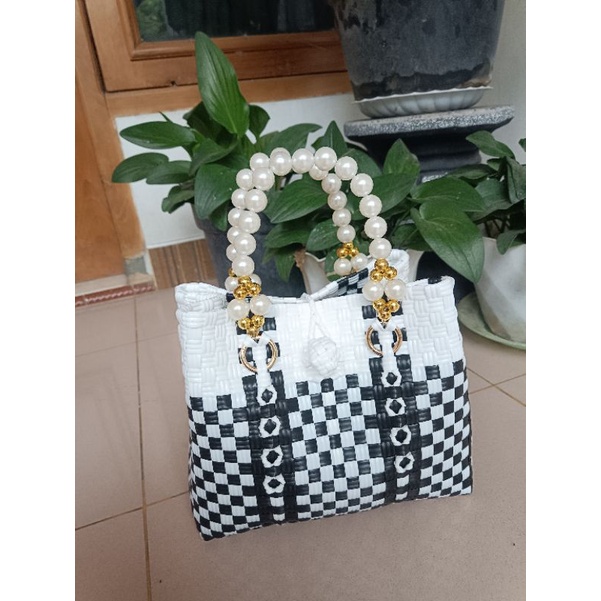 tas anyam jali handle mutiara