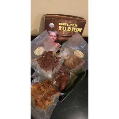 

Krecek dan gudeg porsi kecil YU DJUM fresh-frozen-vaccum makanan khas/oleh-oleh khas Jogja
