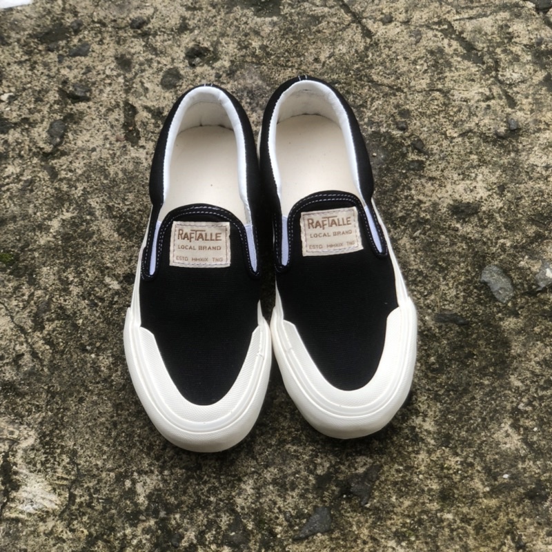 SEPATU SLIP ON RAFTALLE ORIGINAL BLACKLIST