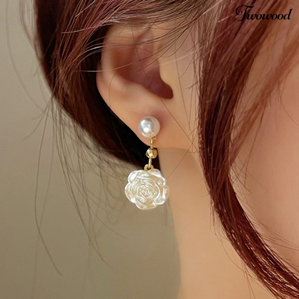 1 Pasang Anting Bentuk Bunga Camellia Aksen Mutiara Imitasi Bahan Alloy Untuk Wanita