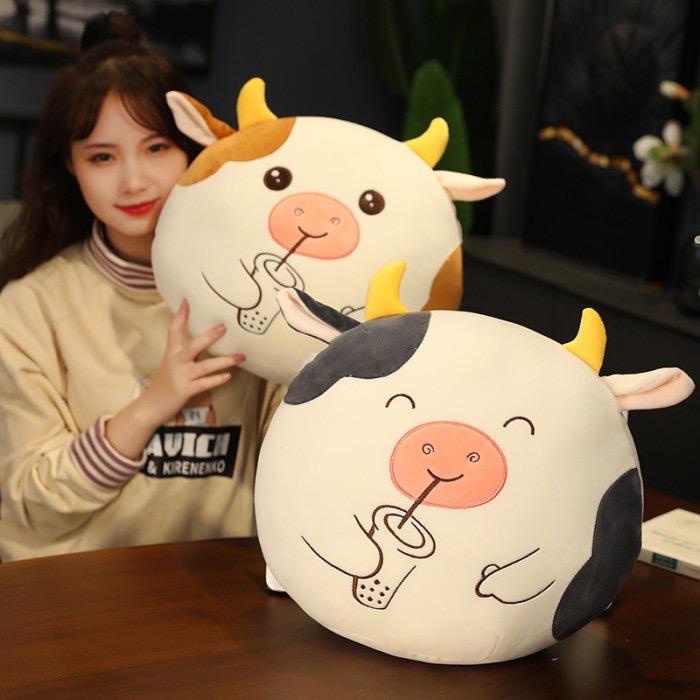 Bantal Boneka Lucu Motif Sapi Minum Berbahan Halus Lembut