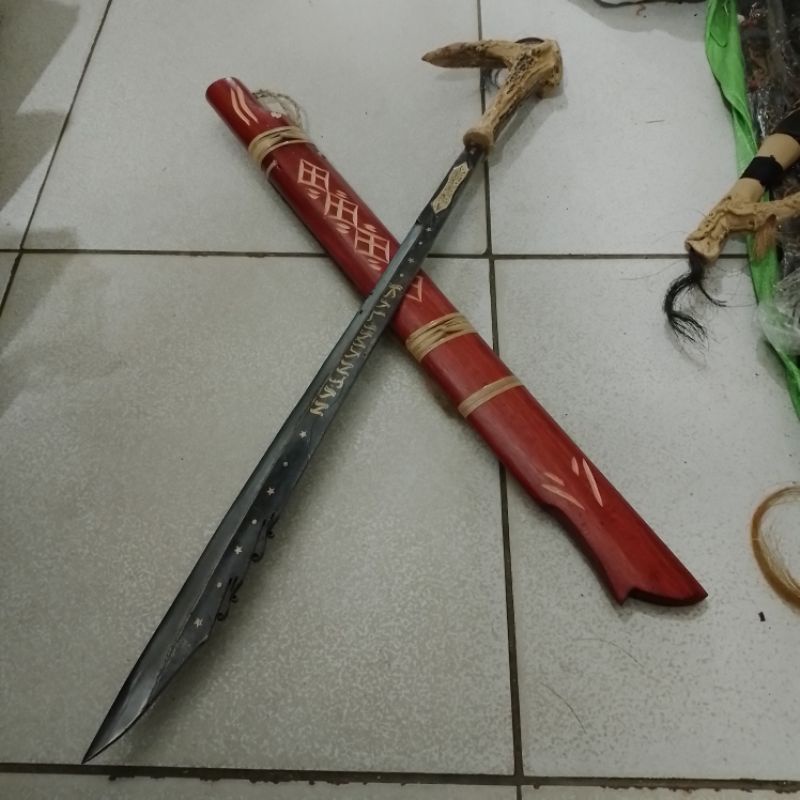 Agusmasyitah Mandau Khas Senjata Pusaka Aday Suku Dayak Tradisional Khas Kalimantan Asli Ukuran Jumb