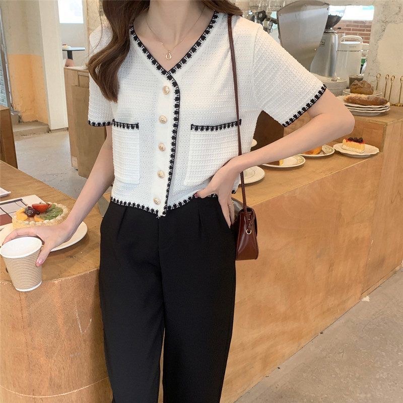 FIONA Mini Sweater Wanita V Neck Dengan Model Crop Top