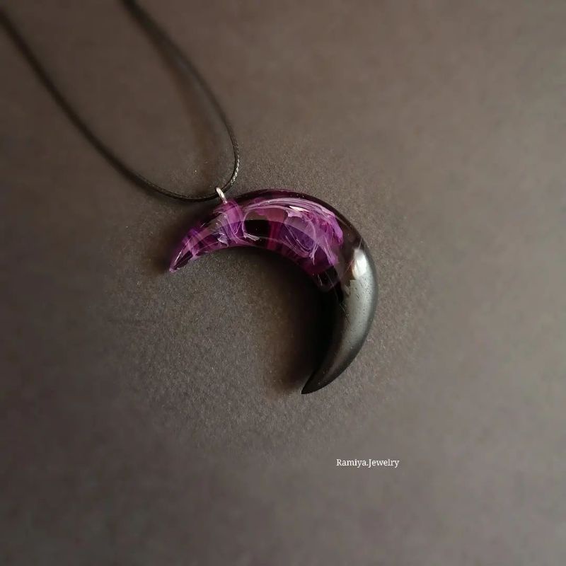 Kalung Cowok Bulan Sabit/Kalung resin keren