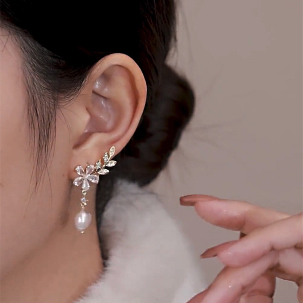 Anting Bentuk Daun Willow Aksen Mutiara Kristal Gaya Korea Untuk Wanita