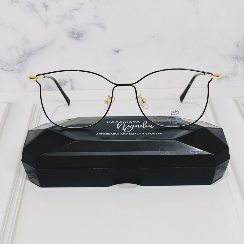 Kacamata Wanita Terbaru 2065