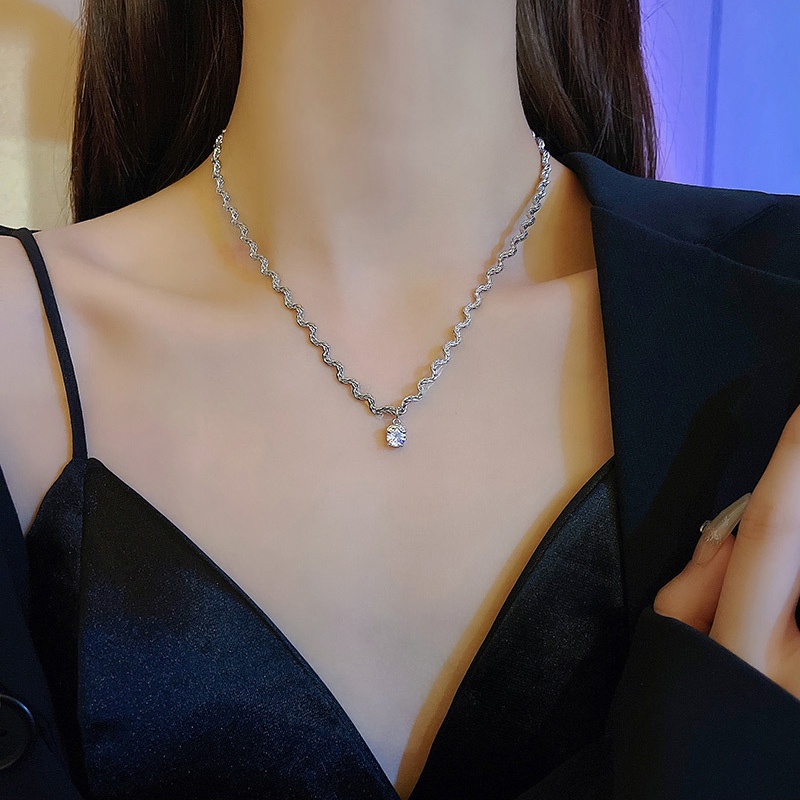 Kalung Choker Bahan Titanium steel Dengan Liontin Geometris Aksen Zirkon