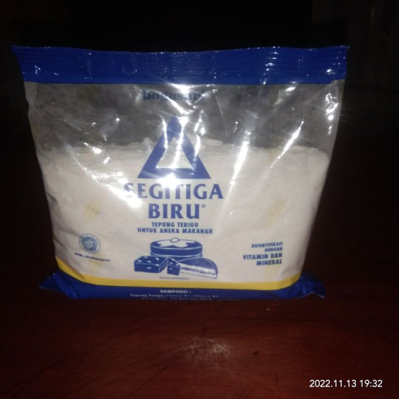 

TEPUNG TERIGU SEGITIGA BIRU,500 gr