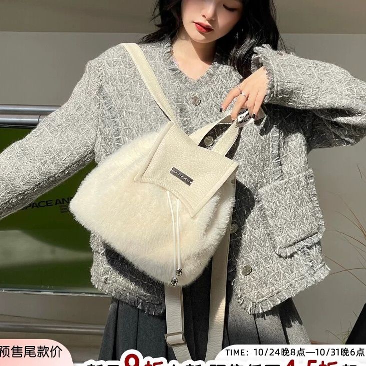 ✆►✆Lu Xiaochuan Asli Niche Y2K High-End Hot Gadis Berbulu Tas Bahu Serut Kapasitas Besar Diagonal Siswa Tas