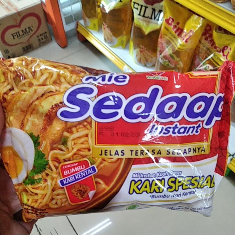 

LIVE Mie sedap Kari spesial 76g