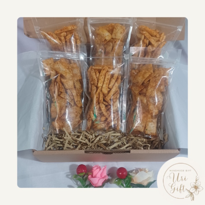 

Hampers Snack / Cemilan / Makanan Ringan Mix Basreng Keripik Pangsit Pedas Hadiah Ulang Tahun Teman
