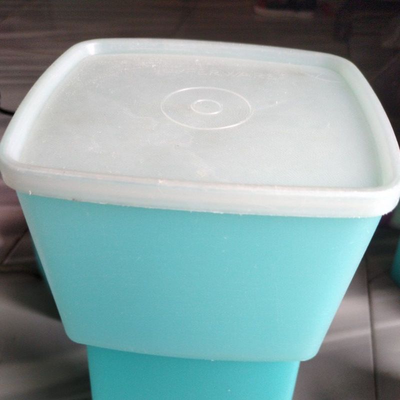 medium square round merah TUPPERWARE PRELOVED