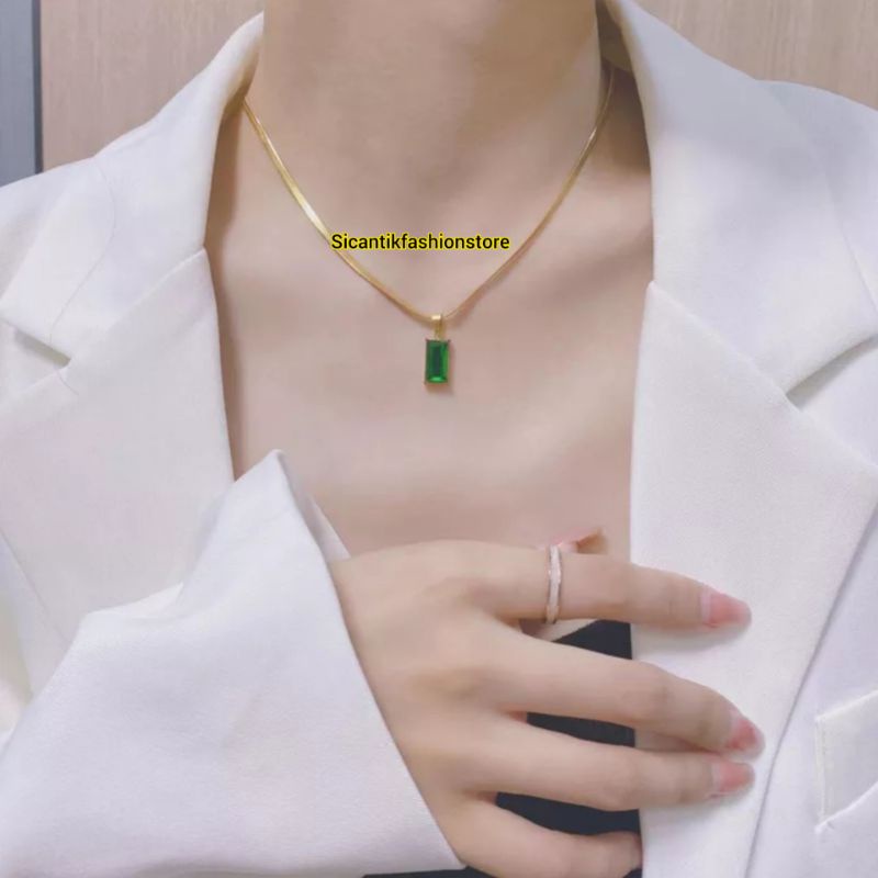 KALUNG TITANIUM WANITA PIPIH LIONTIN BATU HIJAU TRENDING ASLI TITANIUM ANTI KARAT SELAMANYA KALUNG WANITA KOREA VIRAL PERHIASAN WANITA TERBARU TERLARIS ANTI KARAT SELAMANYA VINTAGE TRENDING LAPIS EMAS 18K PERHIASAN WANITA