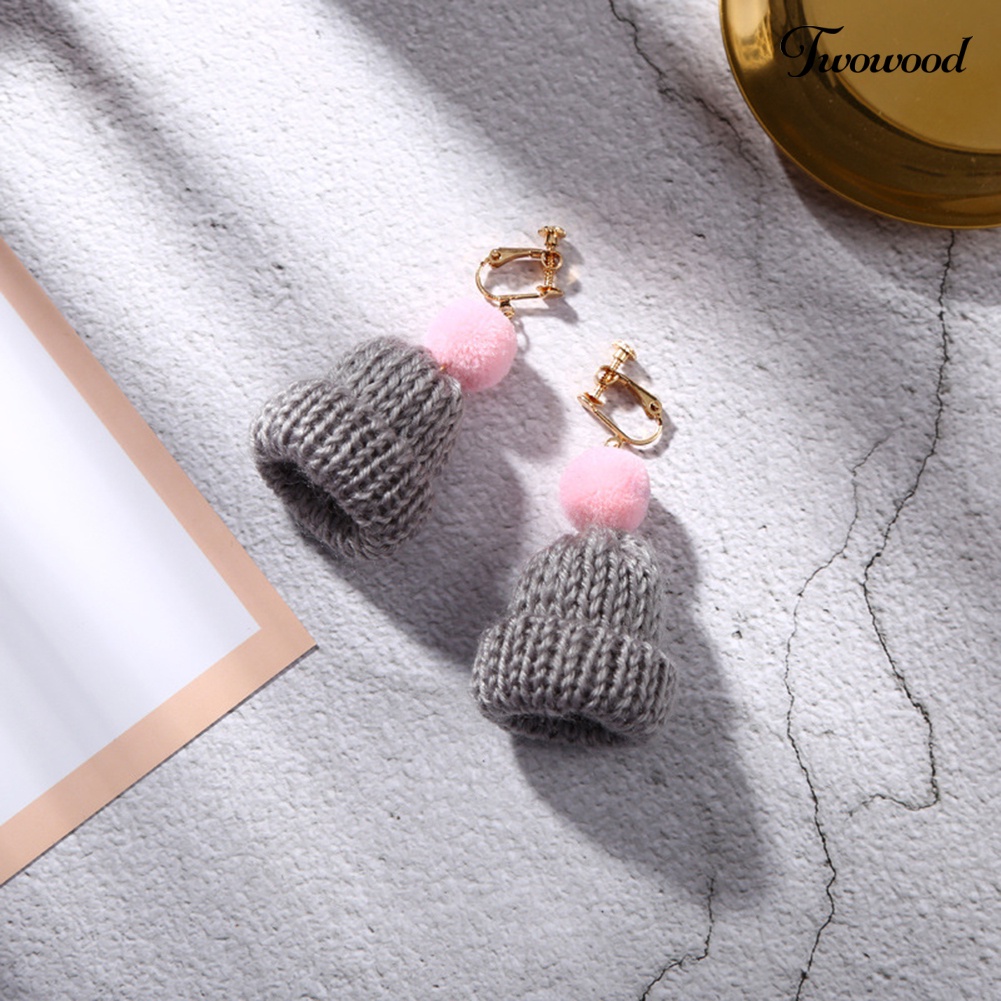 Anting Kait Model Juntai Desain Topi Beanie Pompom Untuk Wanita