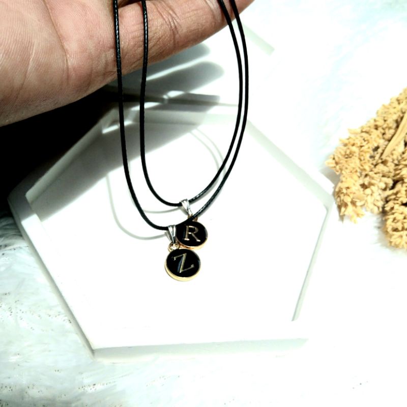 [A-Z] KALUNG LIONTIN INISIAL NAMA / KALUNG INISIAL HURUF EPOXY / KALUNG HURUF WARNA HITAM ADJUSTABLE
