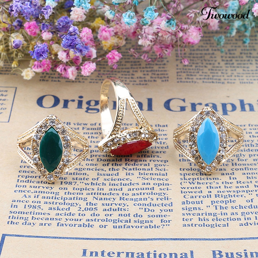 Cincin Bentuk Mahkota Hollow Waterdrop Aksen Berlian Imitasi Gaya Vintage Untuk Wanita