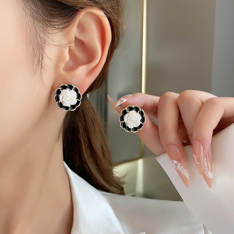 Anting Stud Desain Camellia Warna Hitam Emas Gaya Korea Untuk Wanita