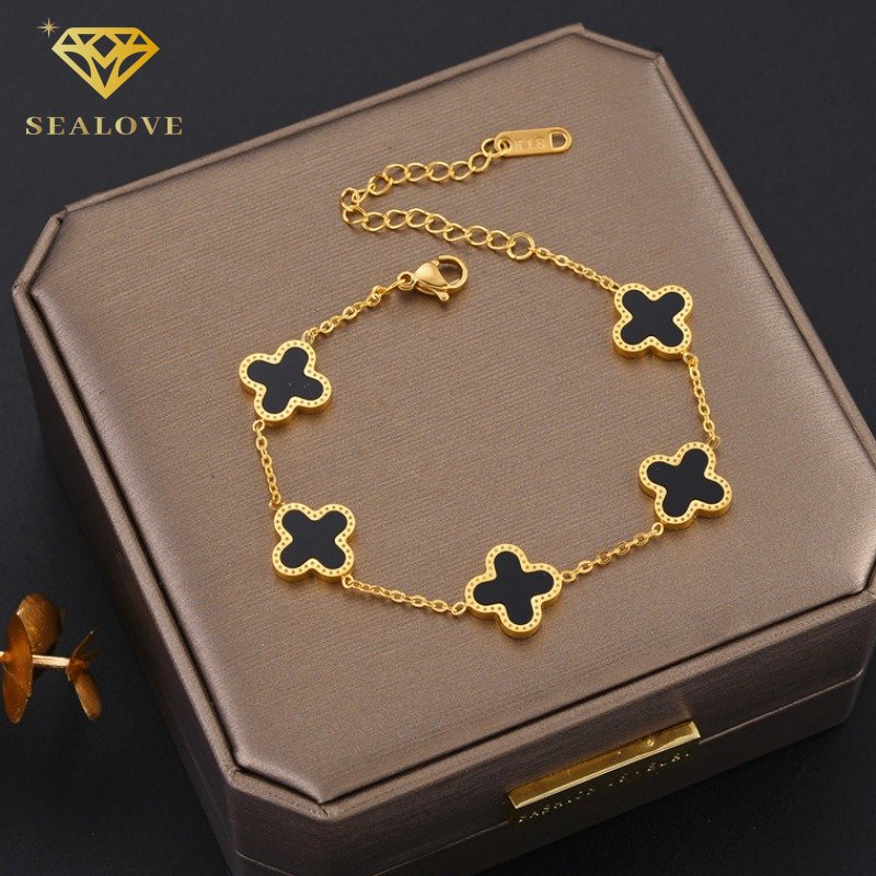 Gelang Tangan Titanium Motif Bunga Warna Emas Ala Korea Untuk Wanita Semanggi 4 kelopak