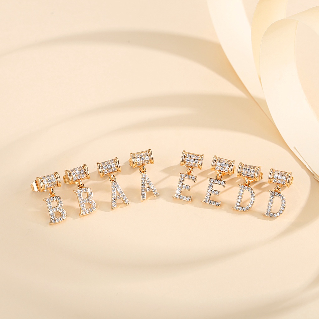 Y827 【Barang spot】Anting Titanium Anti Karat Korea Anting Huruf Kristal Wanita Lapis Emas 18k Stud Earrings