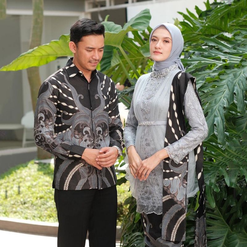 SET KEBAYA BATIK- Kebaya Batik Couple Hayunda Brokat Tulle Furing Satin Mix Payet Mutiara Allsize Kemeja Pria Lengan Panjang Size M,L,XL