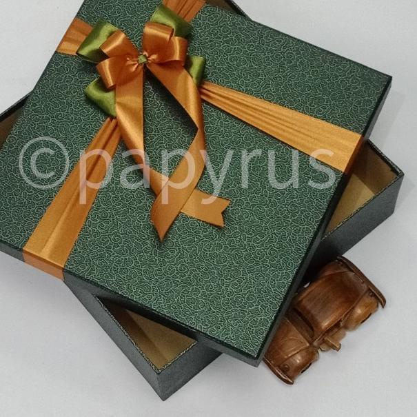 

PAPYRUS 30x30 tinggi 10cm Kotak Kado Gift Box Hadiah