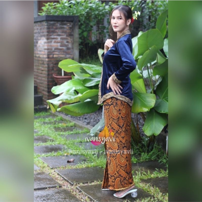 Kebaya Bludru Kutubaru Bordir Cantik / Model Amora - Warna Navy