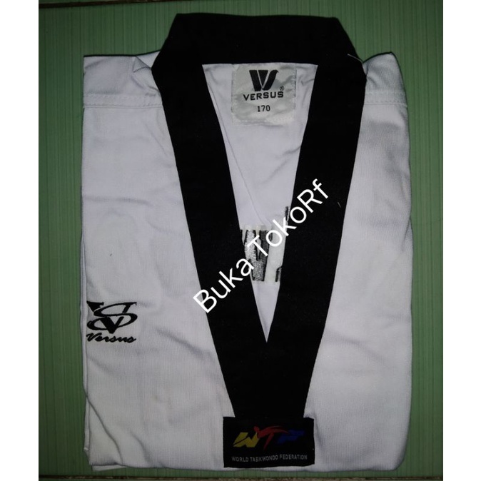 Dobok Taekwondo kerah hitam