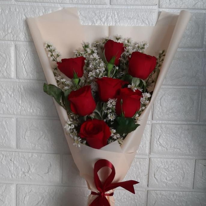 buket bunga mawar merah kertas krem