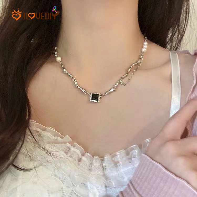 Kalung Rantai Klavikula Hias Liontin Rumbai Mutiara Bentuk Persegi Asimetris Warna Hitam Putih Bahan Zirkon Untuk Wanita