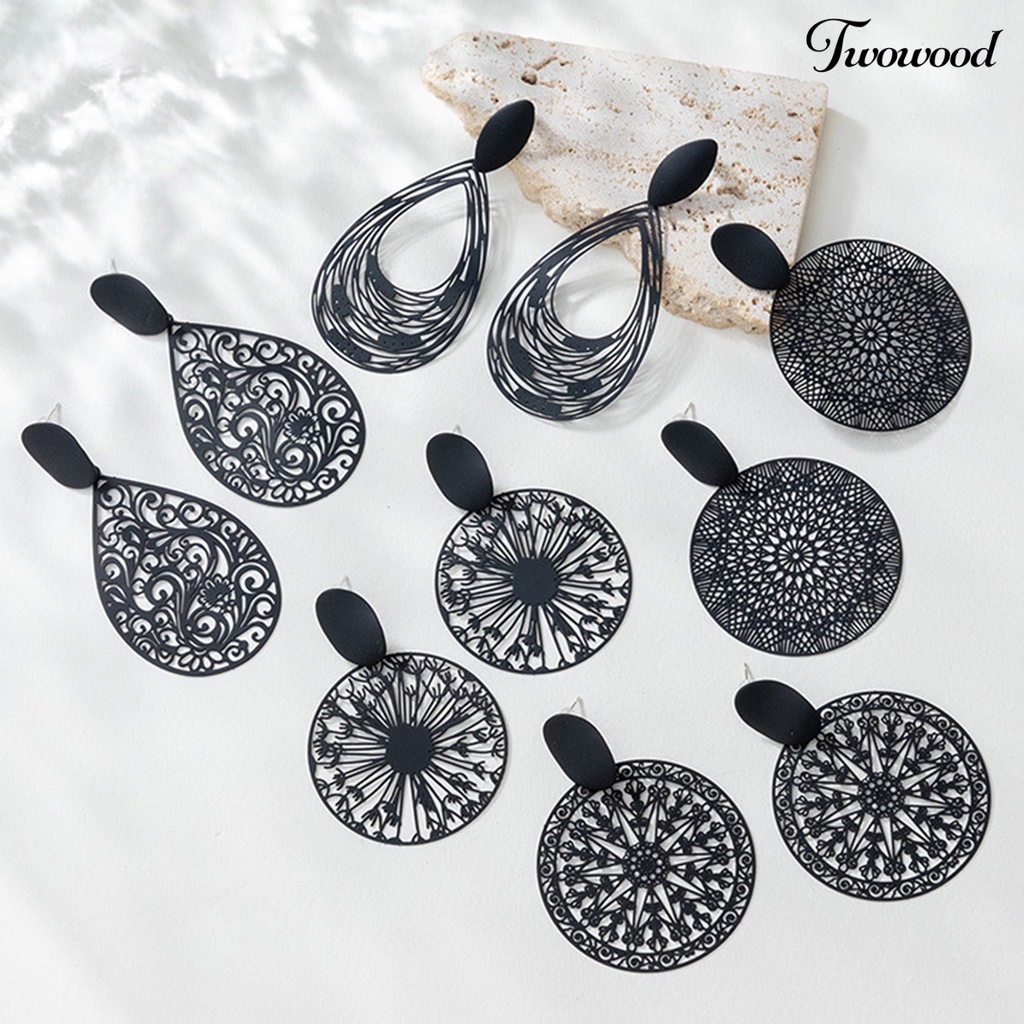 1 Pasang Anting Stud Model Hollow Out Warna Hitam Matte Gaya Retro Untuk Hadiah