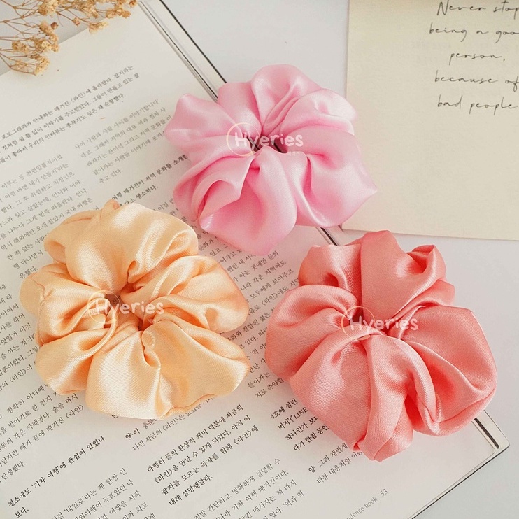 HYERIES Scrunchie Satin Silk Glossy / Premium Scrunchie Satin Velvet / Ikat Rambut Cepol / Kunciran Rambut Hijab / Kuncir Hijab / Scrunchies / Pita Rambut / Ikat Rambut Korea / Aksesoris Rambut Korea / Aesthethic Korean Accesories