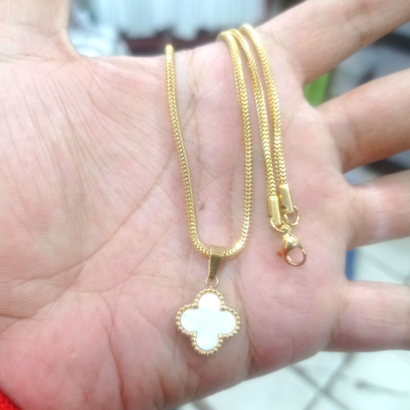 kalung titanium liontin white