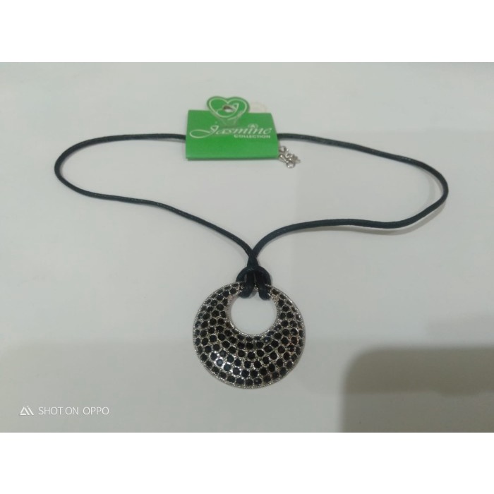 Kalung Tali Hitam Liontin Bulat Kombinasi Permata Hitam