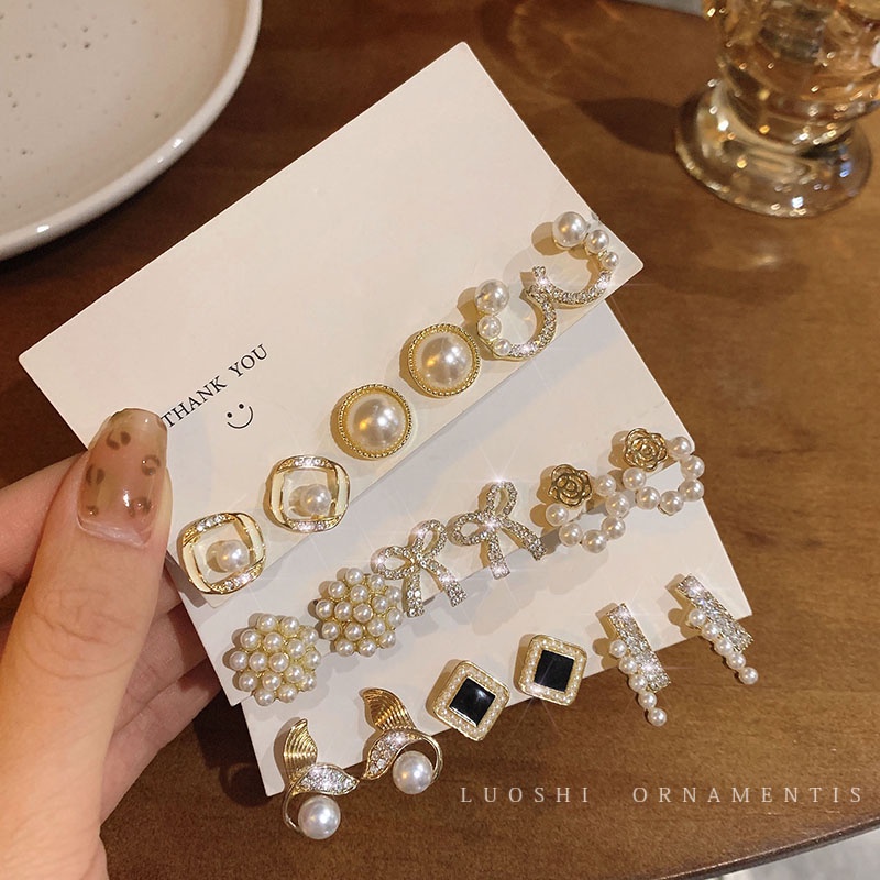 Set Anting Stud Desain Ekor Ikan Bunga Aksen Mutiara Kristal Warna Emas Gaya Retro Untuk Wanita