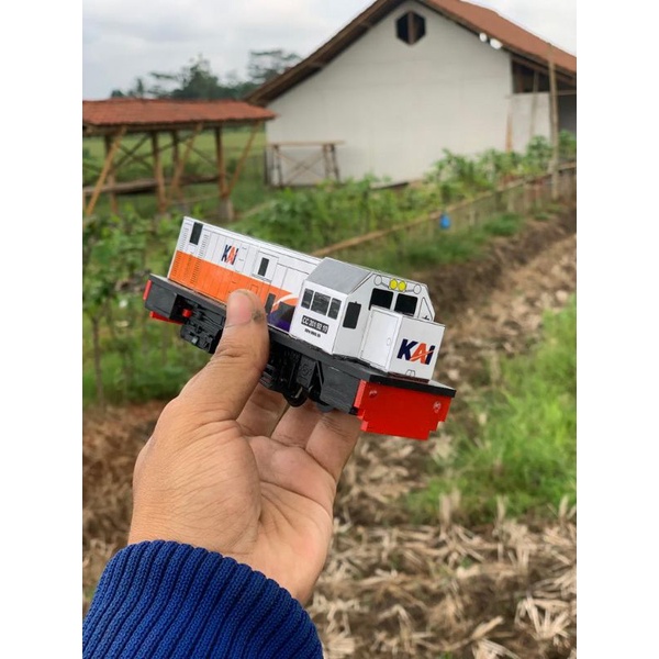Miniatur kereta api Indonesia Lokomotif CC 201, bahan kayu berkualitas dan akrilik, menggunakan baterai, murah meriah