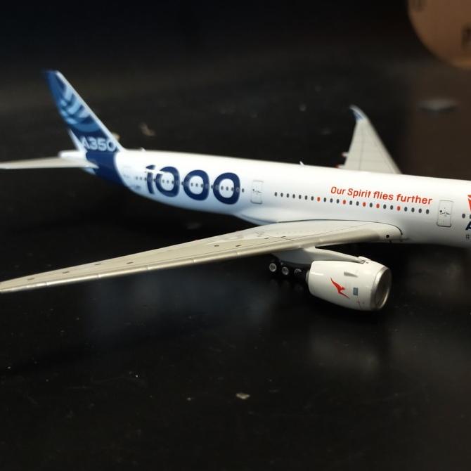 Diecast Pesawat Phoenix Airbus A350-1000 Qantas Airbus House 1:400
