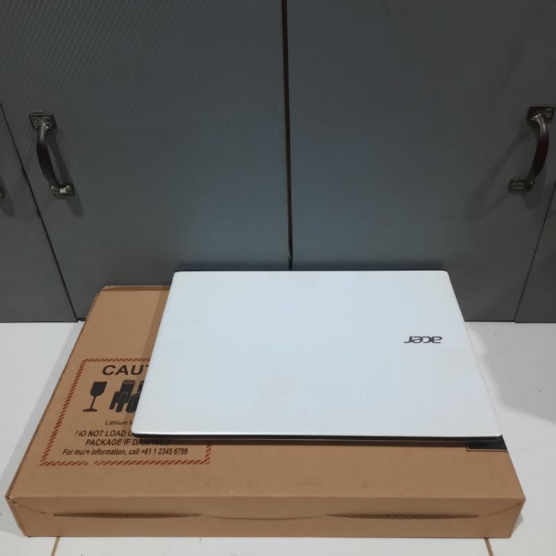 Laptop Acer Aspire E5-475G Core i3-6006U Gen 6Th  Ram 4Gb/ HDD 500Gb VGA HD Graphic 520 Windows 10 Layar 14inch