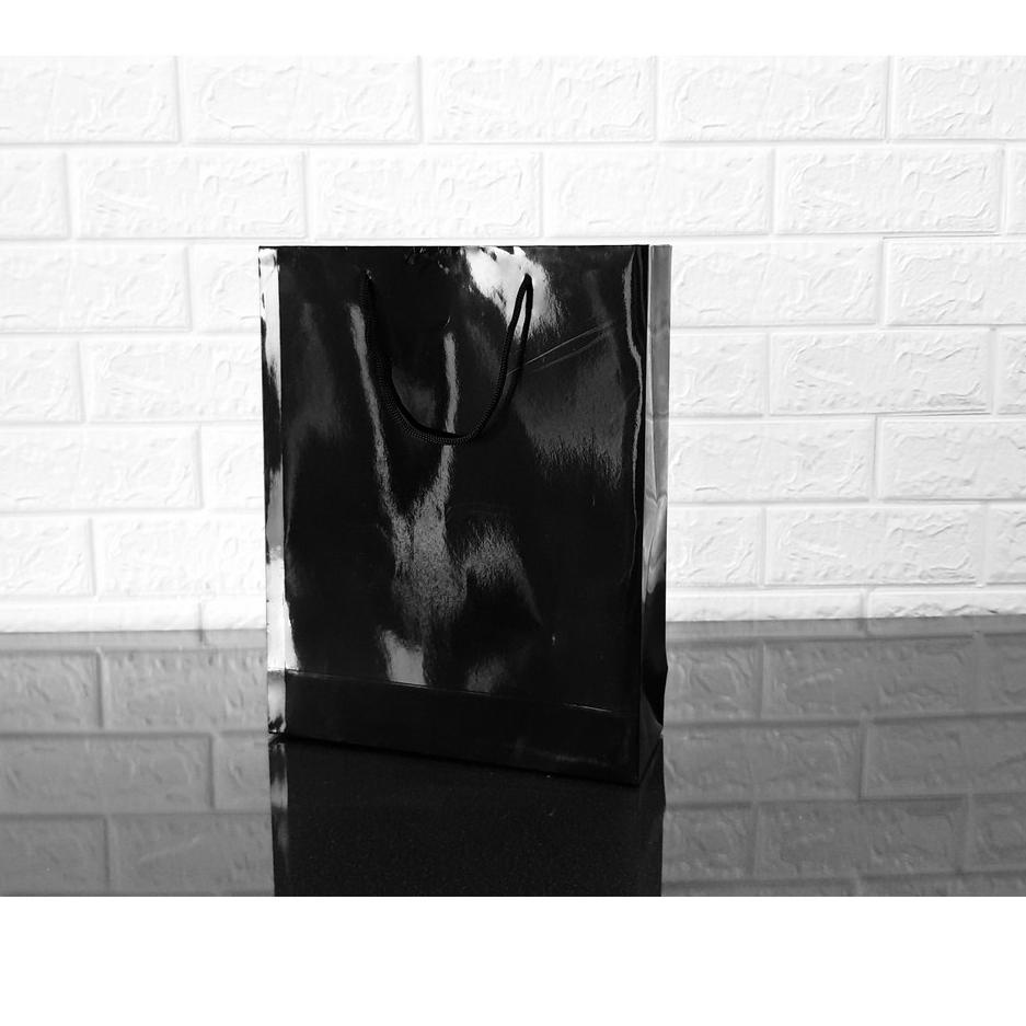 

✓ Paperbag Hitam Laminasi Glossy (Uk. 25x32x9cm) ↦
