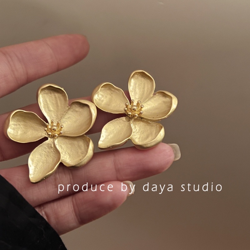 Anting Tusuk Bentuk Bunga Bahan Metal Gaya Retro Korea