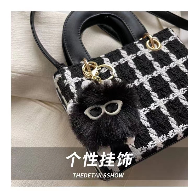 BJ62953 - BLACK/WHITE - TAS SLEMPANG JINJING TOTEBAG HANDBAG MOTIF KOTAK FREE GANTUNGAN POM BULU WANITA FASHION KOREA CHINA IMPORT MODIS ELEGAN TERMURAH TERLARIS TERBARU BAGSTORE JAKARTA TAS BATAM ZC2953