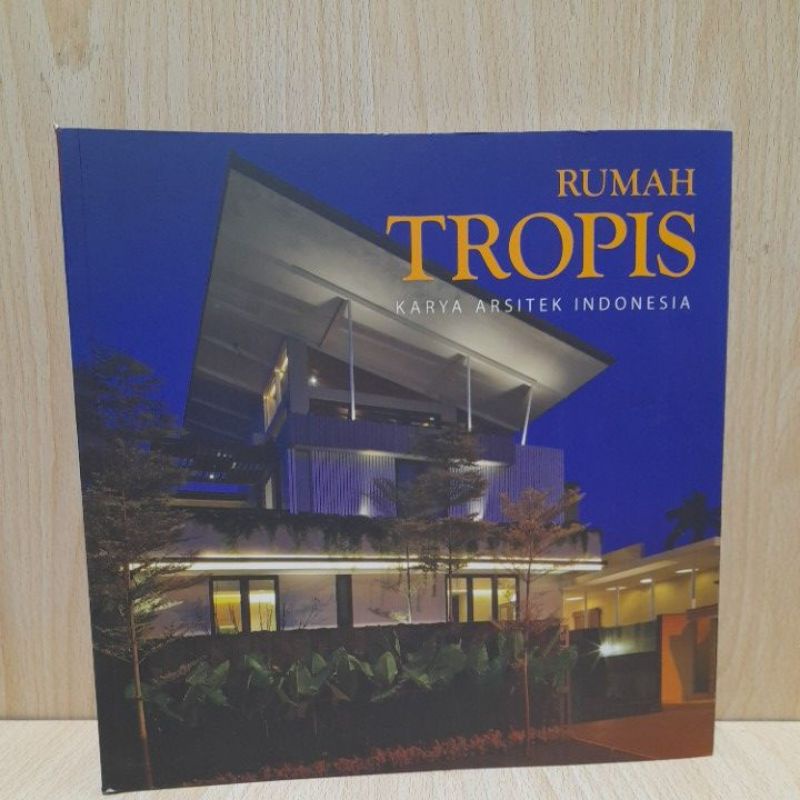 buku Desain RUMAH TROPIS karya Arsitek Indonesia.