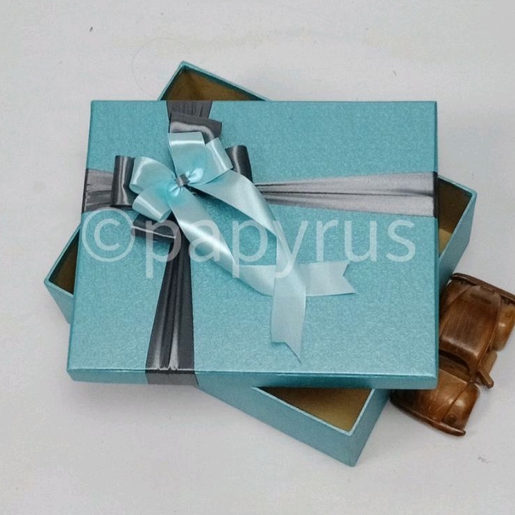 

PAPYRUS 22,5x27,5 Tinggi 10cm Kotak Kado Gift Box V1