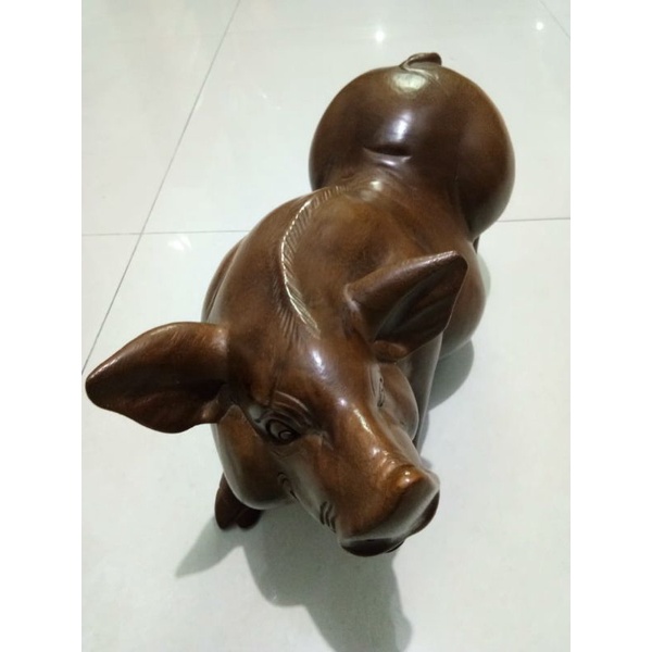 Ukiran kayu patung shio babi besar